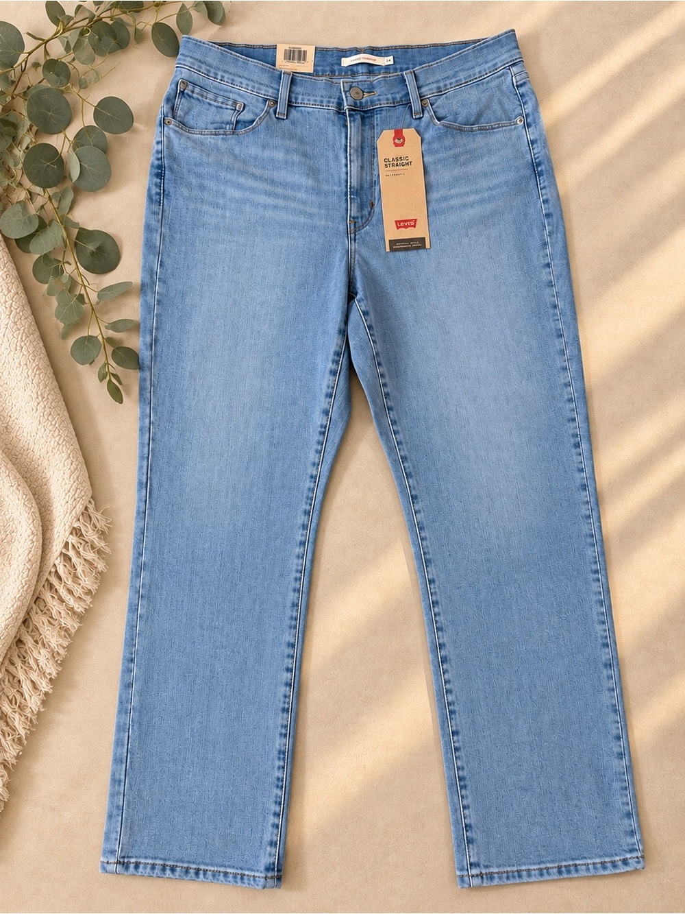 NWT Levi's Women's Light Wash Straight Leg Jeans short